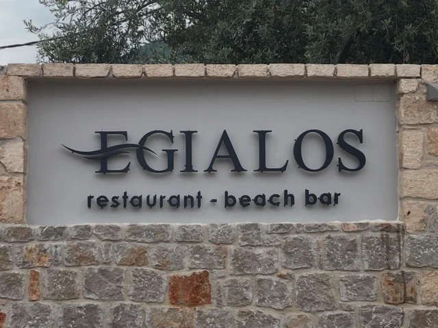 Metamorphose bij Restaurant Egialos. Eindelijk echte toiletten! #locatie #workshops #creatieve vakanties #beeldhouwen #schildervakanties #beeldhouwvakantie #griekenlandaanzee #