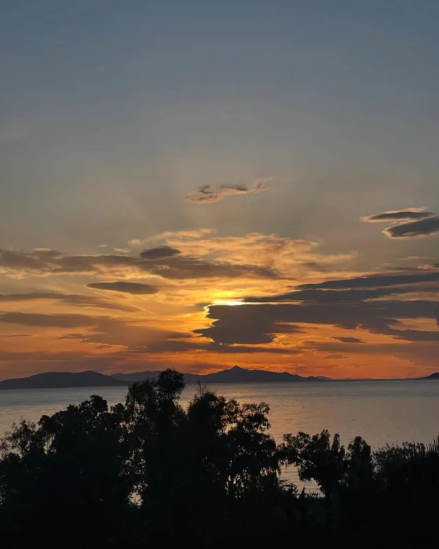 Eerste ochtend in Epidaurus #zonsopgang #sunrise #avgi #aurora #Peloponnesos #Griekenlandaanzee #creatieve vakanties #beeldhouwn schilderen #zingen #boetseren #beeldhouwen in hout @beeldhouwen in steen #edelsmeden