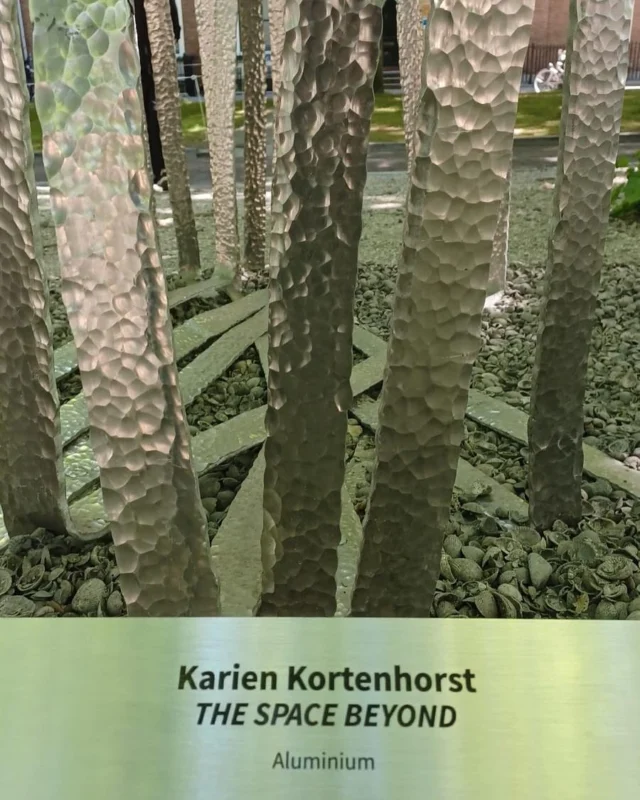 Beeld van onze docent Karien Kortenhorst gisteren onthuld op Voorhout Monumentaal in Den Haag. Workshop Karien bij Griekenlandaanzee van 25 mei t/m 1 juni. Nog enkele plaatsen beschikbaar. #edelsmeden #sieraden #jewelry #epidaurus #peloponnesos #griekenland🇬🇷