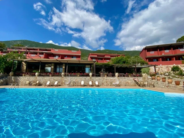 Hotel Aristotelis Epidaurus #zwembad #pool #hotel #creatieve vakanties #workshopvakanties #creatief #workshops #beeldhouwen #schilderen #boetseren #edelsmeden #zingen #grafiek #ecoprint #fotografie