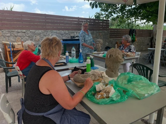 Boetseren met klei #portretboetseren #kleien # workshop #creatieve workshop #creatieveondernemers vakanties #epidaurus #peloponnesosgriekenland #griekenlandaanzee