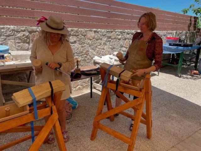 Beeldhouwen in hout met Anja Jonker #beeldhouwen #houtsculptuur #sculptuur #sculpture #beelden van hour #houten beelden #epidaurus #peloponnesus #griekenland #workshops #creatieve vakanties #griekenlandaanzee #