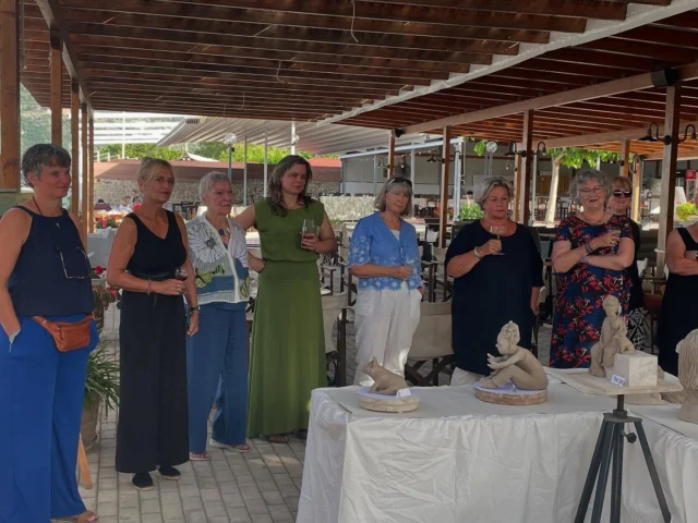 Afsluitende expositie bij griekenlandaanzee #tentoonstelling #creatieve vakanties #expo #vernisage #expo #boetseren #schilderen #beeldhouwen #sculptuur #beelden #workshops epidaurus #peloponnesus #griekenlandaanzee